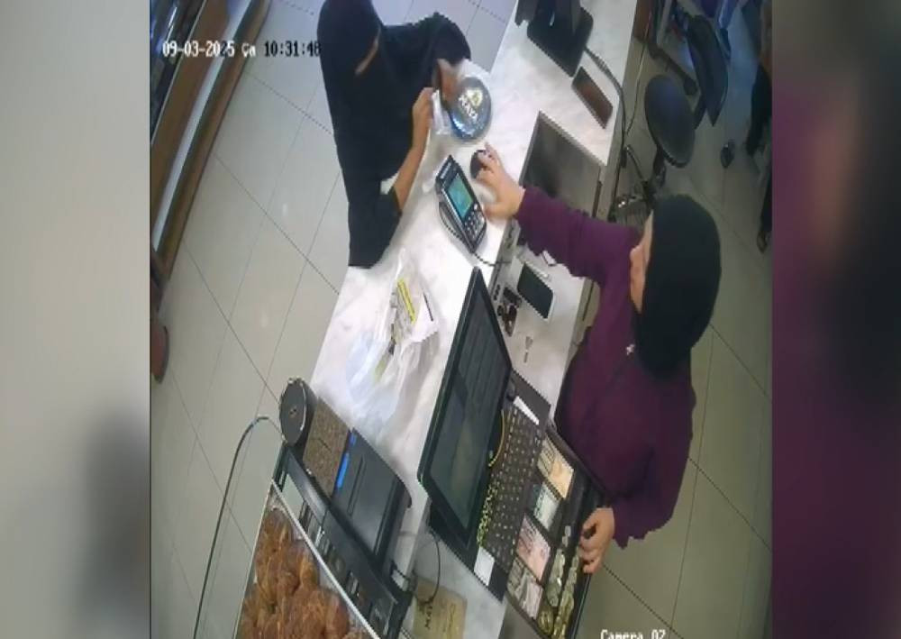 Çarşaflı kadının pastanedeki yırtık para oyunu tutmadı