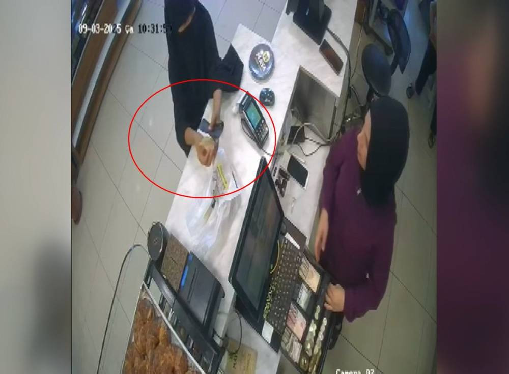 Çarşaflı kadının pastanedeki yırtık para oyunu tutmadı