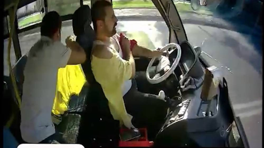 Halk otobüsü şoförüne bıçaklı saldırı! Yürekleri ağza getirdi: Kanlar içerisinde yere düşüp yığıldı