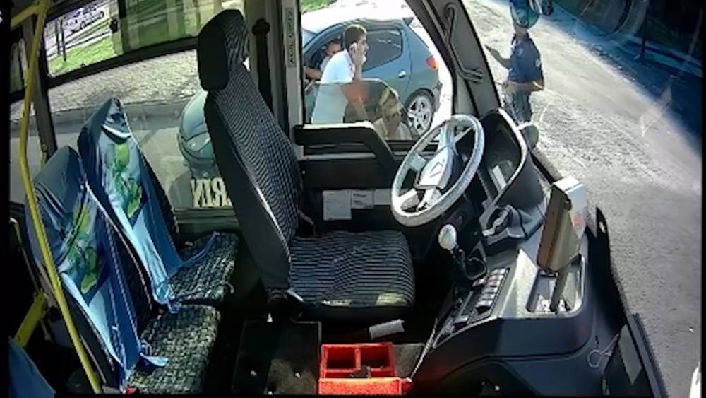 Halk otobüsü şoförüne bıçaklı saldırı! Yürekleri ağza getirdi: Kanlar içerisinde yere düşüp yığıldı