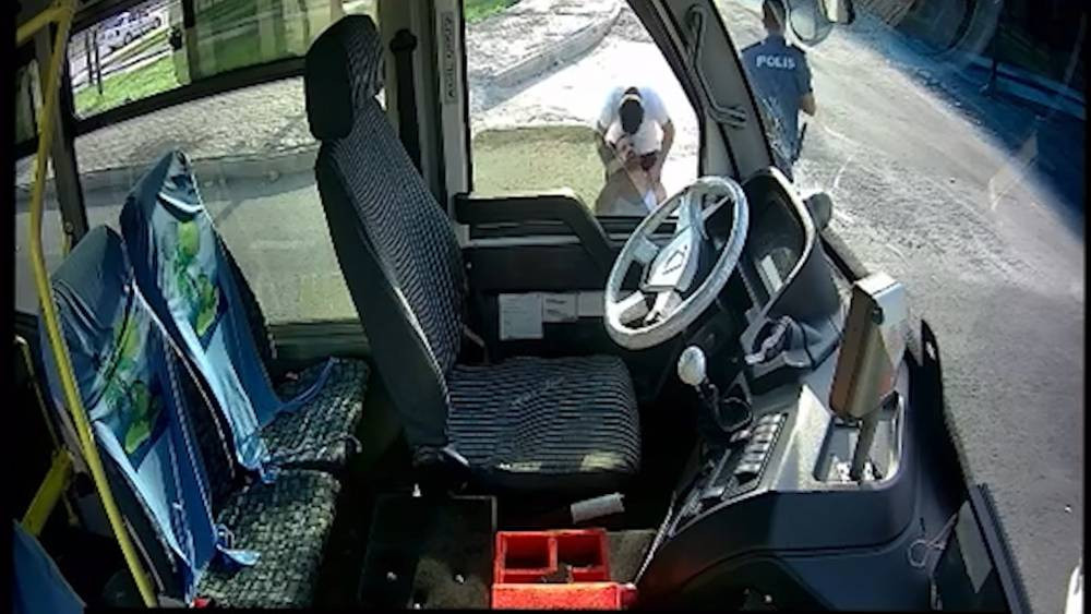 Halk otobüsü şoförüne bıçaklı saldırı! Yürekleri ağza getirdi: Kanlar içerisinde yere düşüp yığıldı