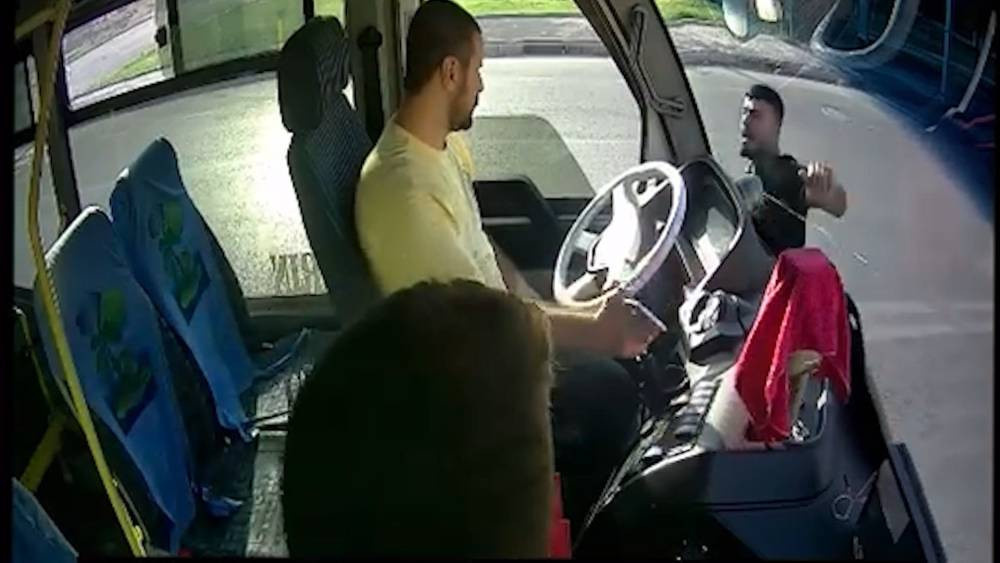 Halk otobüsü şoförüne bıçaklı saldırı! Yürekleri ağza getirdi: Kanlar içerisinde yere düşüp yığıldı