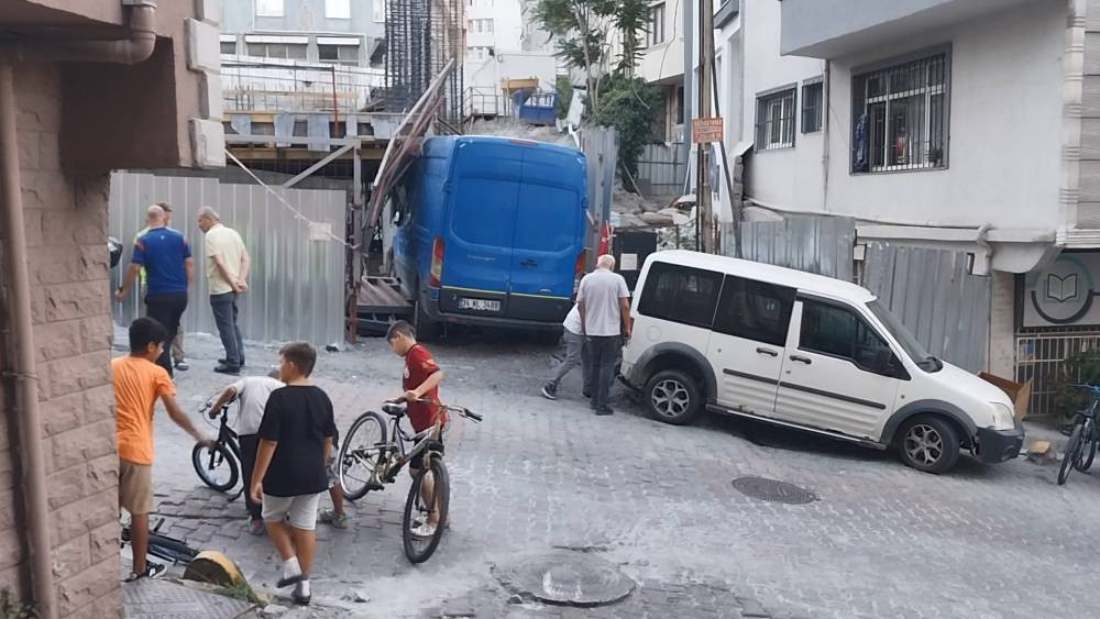 İstanbul’da feci kaza! Fren yerine gaza bastı! Ortalık savaş alanına döndü