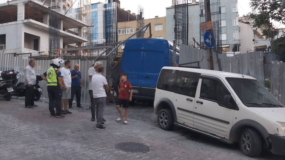 İstanbul’da feci kaza! Fren yerine gaza bastı! Ortalık savaş alanına döndü