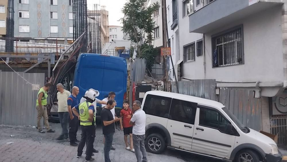 İstanbul’da feci kaza! Fren yerine gaza bastı! Ortalık savaş alanına döndü