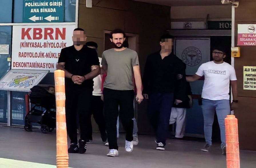 Kadınlara sözlü taciz kanlı bitti! Dövdükten sonra bıçakladılar