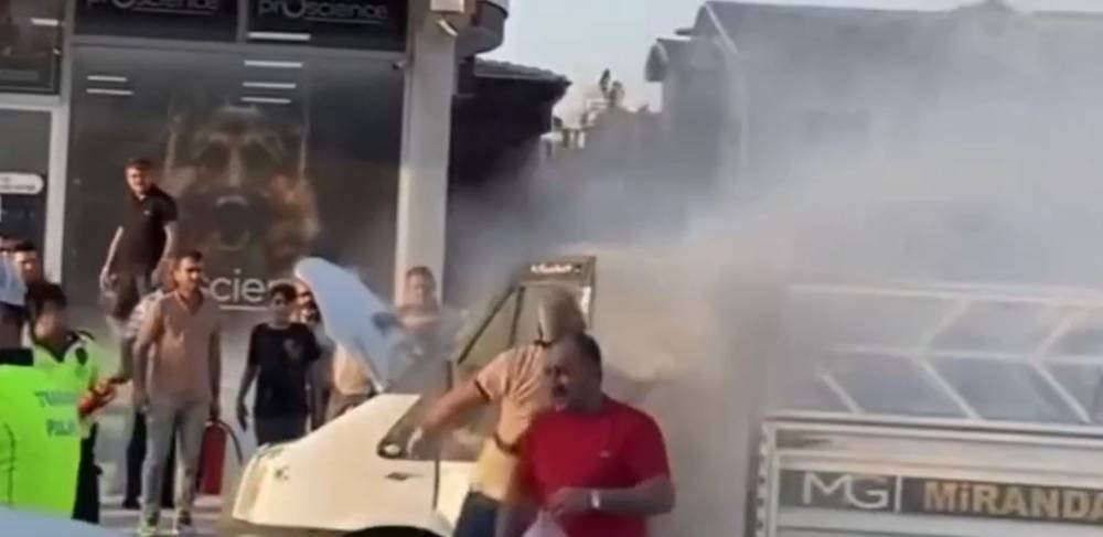 Kamyonet alevler içinde! Gazlı içecek ile müdahale etti: Ucuz kurtuldu