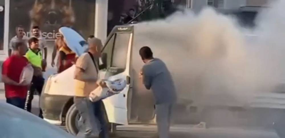 Kamyonet alevler içinde! Gazlı içecek ile müdahale etti: Ucuz kurtuldu