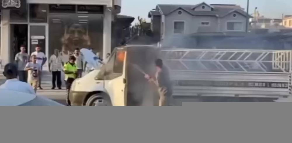 Kamyonet alevler içinde! Gazlı içecek ile müdahale etti: Ucuz kurtuldu