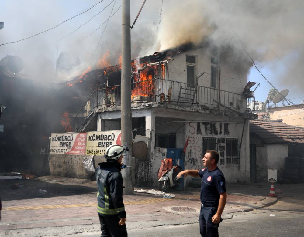 Miras evi yaktı! Yarı çıplak izledi: Polise şok itirafta bulundu