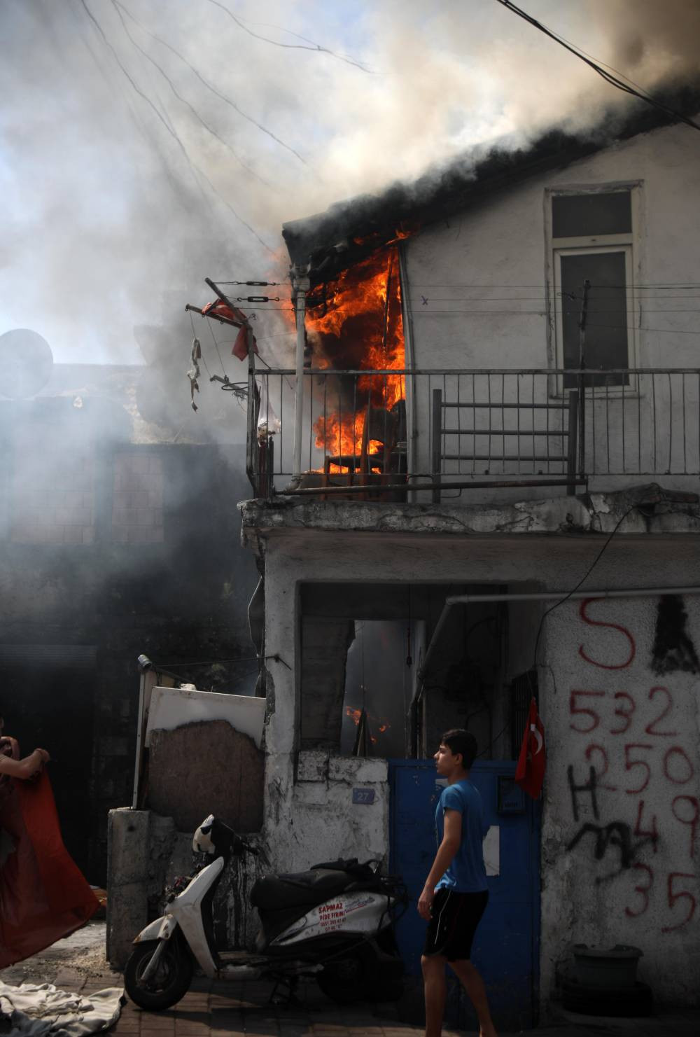 Miras evi yaktı! Yarı çıplak izledi: Polise şok itirafta bulundu
