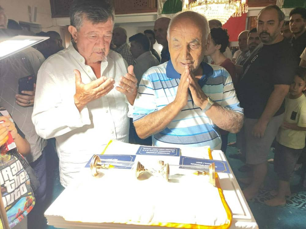 Hatice Hatun Camii’nde salavatlar yükseldi! Görmek ve dokunmak için sıraya girdiler