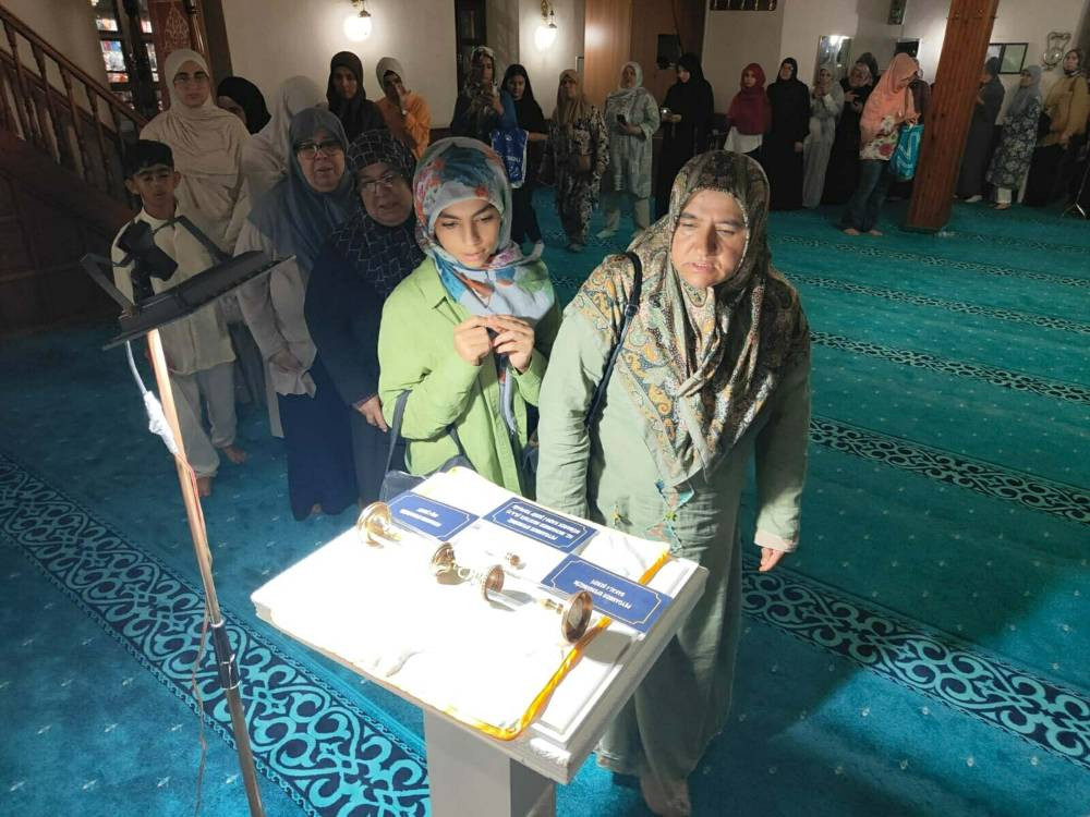 Hatice Hatun Camii’nde salavatlar yükseldi! Görmek ve dokunmak için sıraya girdiler