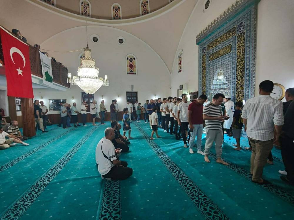 Hatice Hatun Camii’nde salavatlar yükseldi! Görmek ve dokunmak için sıraya girdiler