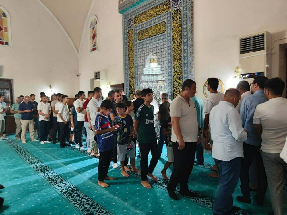 Hatice Hatun Camii’nde salavatlar yükseldi! Görmek ve dokunmak için sıraya girdiler