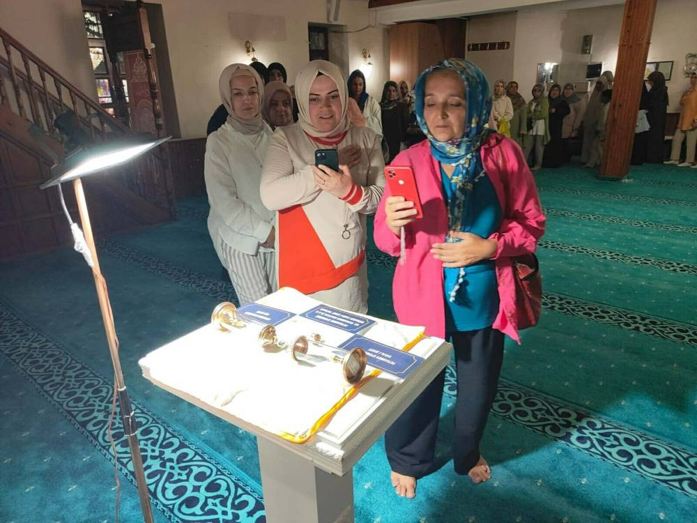 Hatice Hatun Camii’nde salavatlar yükseldi! Görmek ve dokunmak için sıraya girdiler