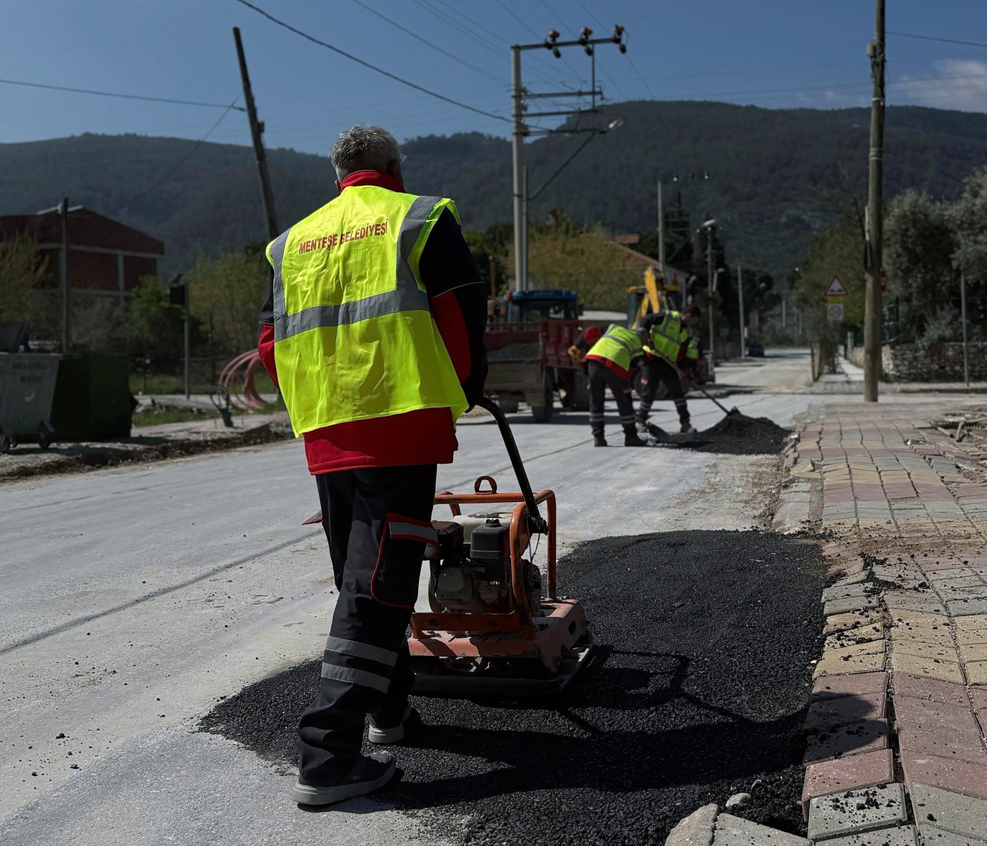 mentesede-yollar-yenileniyor-guvenli-ulasim-icin-dev-adim-yenicag-3.jpg
