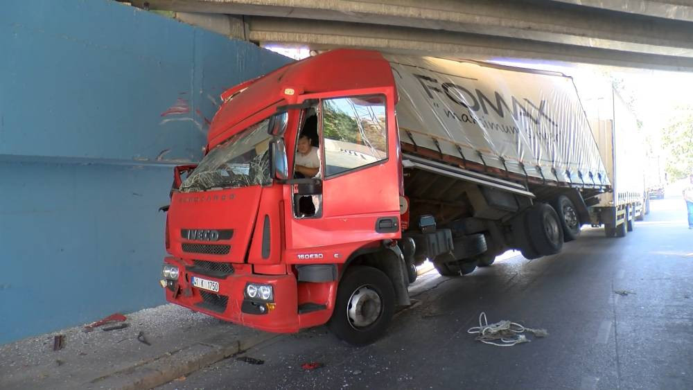 Navigasyon yanılttı! TIR alt geçide sıkıştı