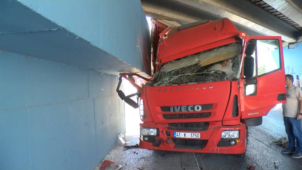 Navigasyon yanılttı! TIR alt geçide sıkıştı