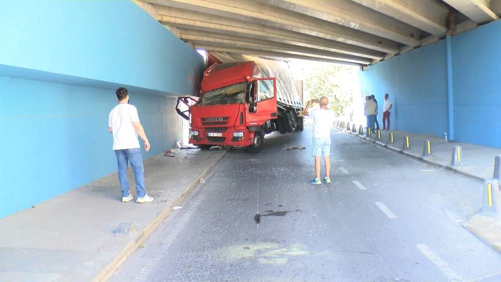 Navigasyon yanılttı! TIR alt geçide sıkıştı