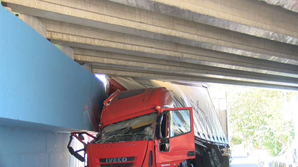 Navigasyon yanılttı! TIR alt geçide sıkıştı