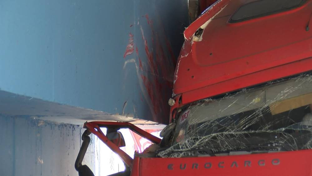 Navigasyon yanılttı! TIR alt geçide sıkıştı