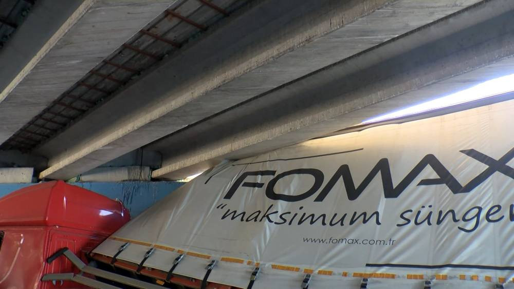 Navigasyon yanılttı! TIR alt geçide sıkıştı