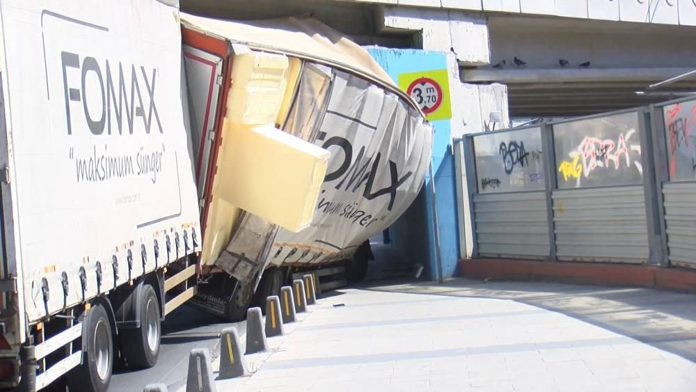 Navigasyon yanılttı! TIR alt geçide sıkıştı
