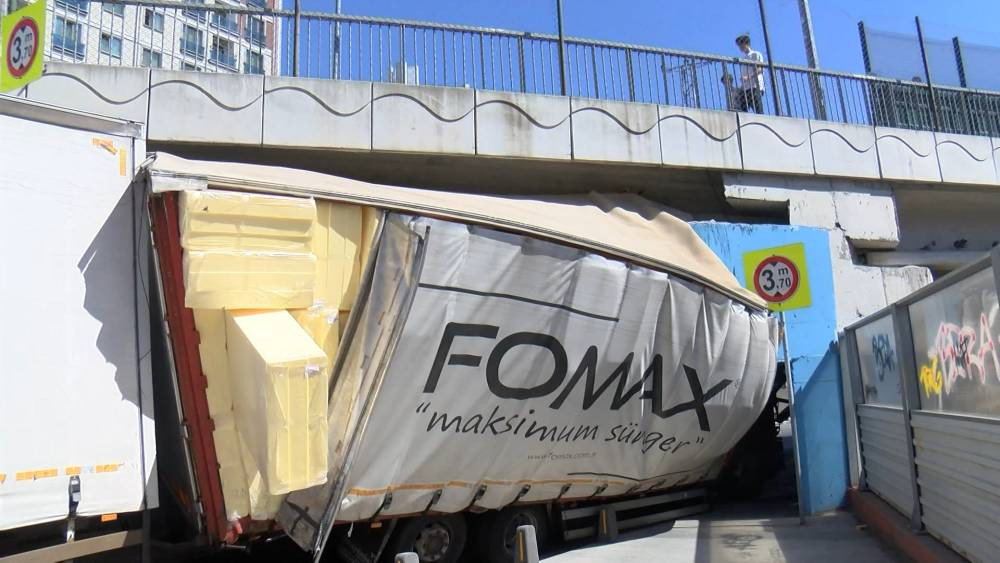 Navigasyon yanılttı! TIR alt geçide sıkıştı