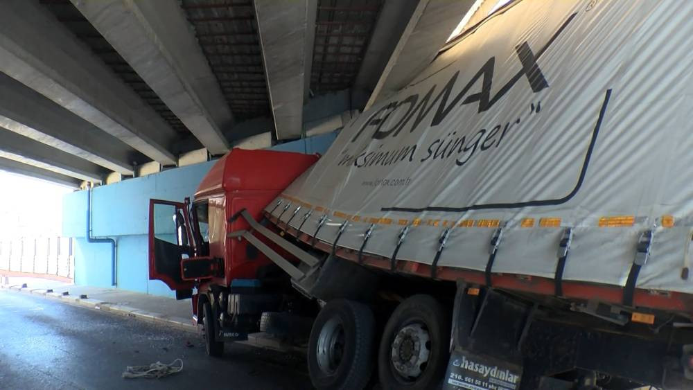 Navigasyon yanılttı! TIR alt geçide sıkıştı