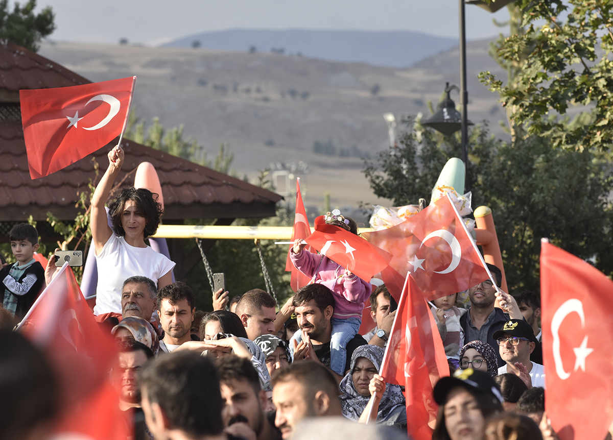 soloturk-sivasta-gokyuzunu-fethetti-106-yil-coskusu-yenicag-5.jpg