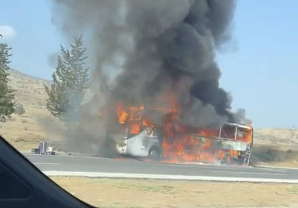 Alevler otobüsü yuttu: 34 yolcu son anda kurtuldu