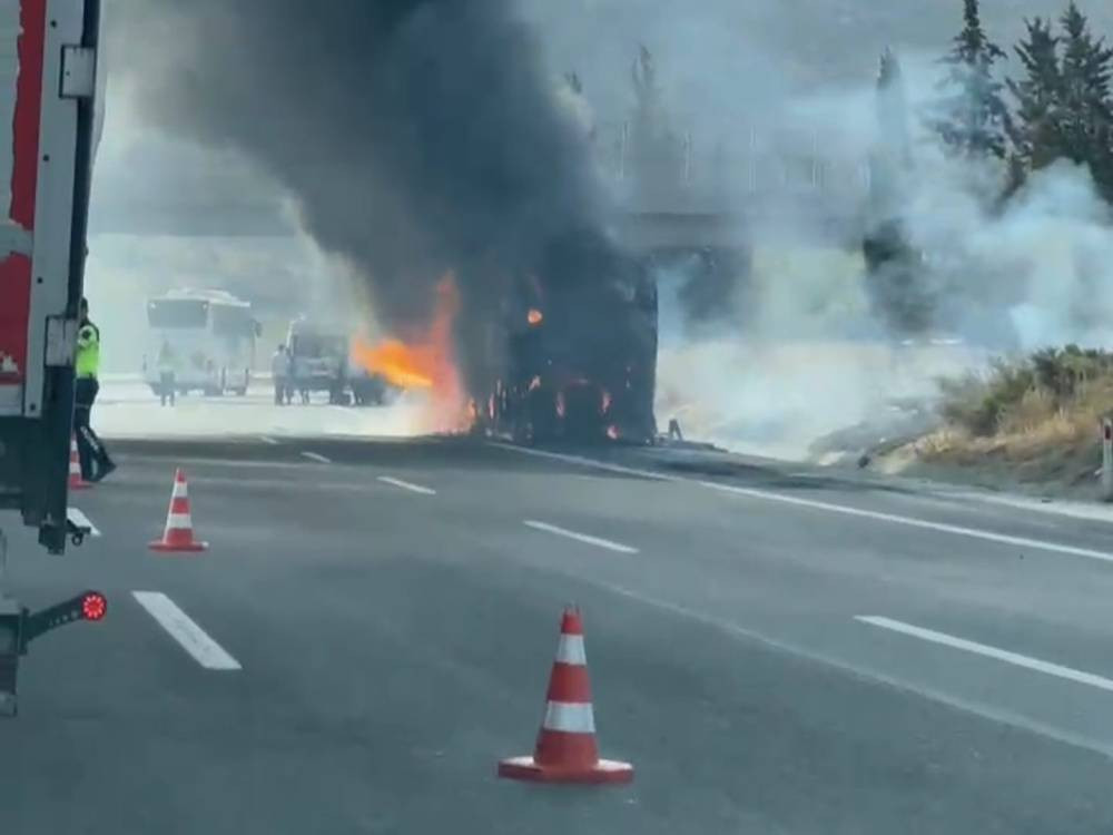 Alevler otobüsü yuttu: 34 yolcu son anda kurtuldu