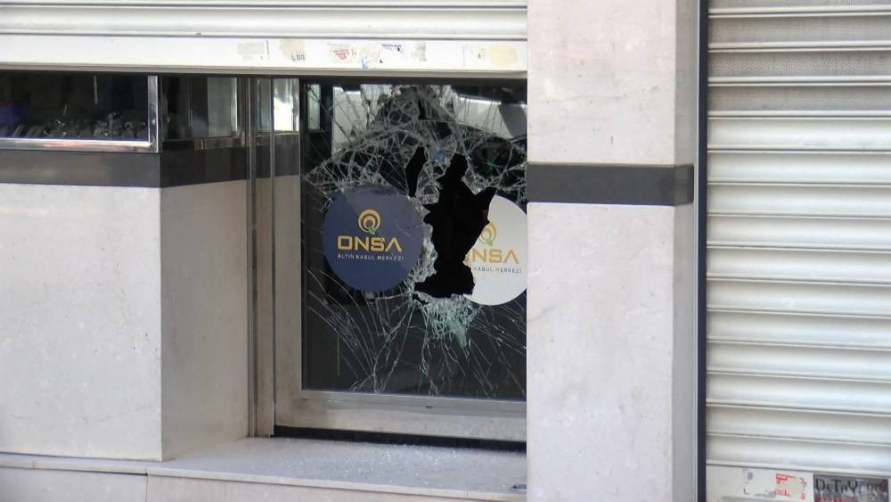 Balyozla kapıyı kırdılar! İstanbul'da nefes kesen soygun