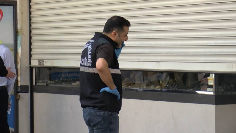 Balyozla kapıyı kırdılar! İstanbul'da nefes kesen soygun