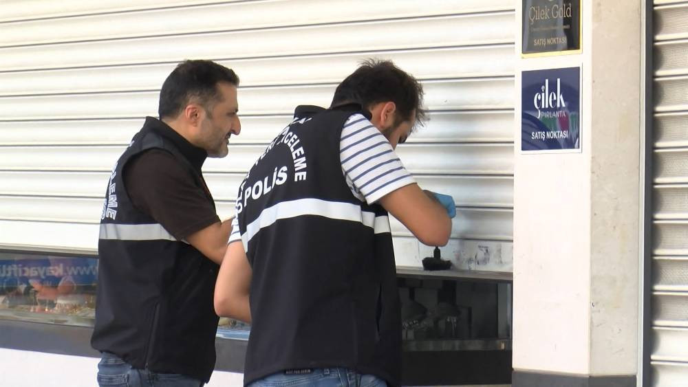 Balyozla kapıyı kırdılar! İstanbul'da nefes kesen soygun