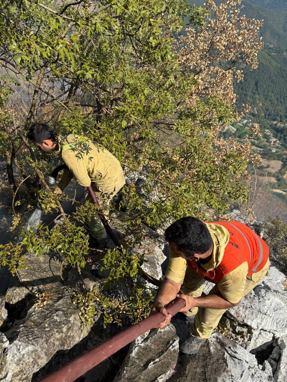 Bartın'da kayalıklarda can pazarı! Orman işçileri alevlerin arasında kaldı