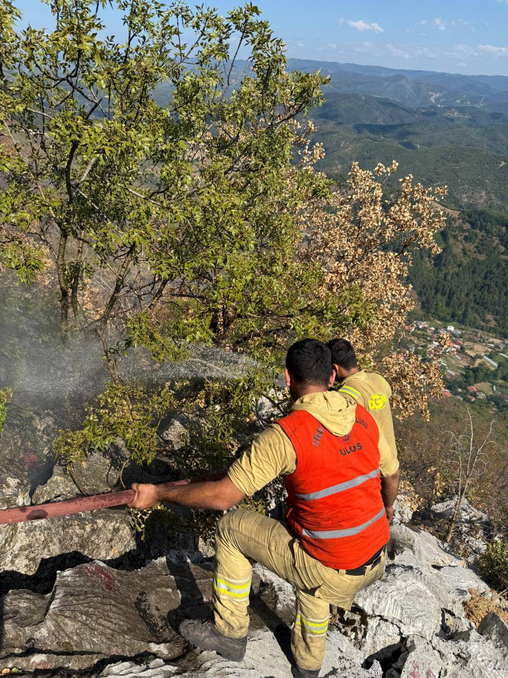 Bartın'da kayalıklarda can pazarı! Orman işçileri alevlerin arasında kaldı
