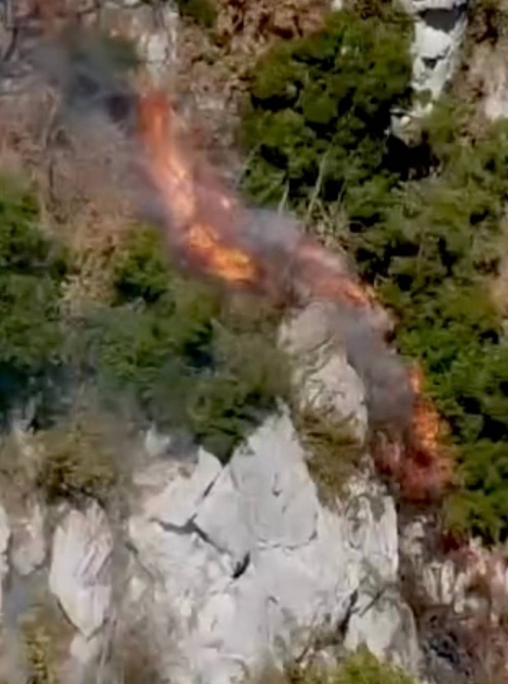 Bartın'da kayalıklarda can pazarı! Orman işçileri alevlerin arasında kaldı