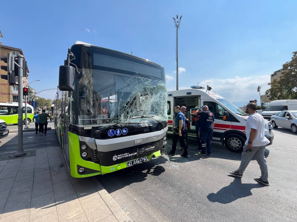 Dondurma kamyonetiyle belediye otobüs çarpıştı! Çok sayıda yaralı var