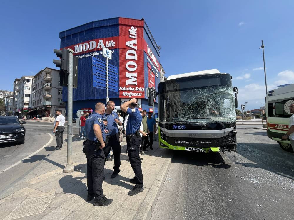 Dondurma kamyonetiyle belediye otobüs çarpıştı! Çok sayıda yaralı var