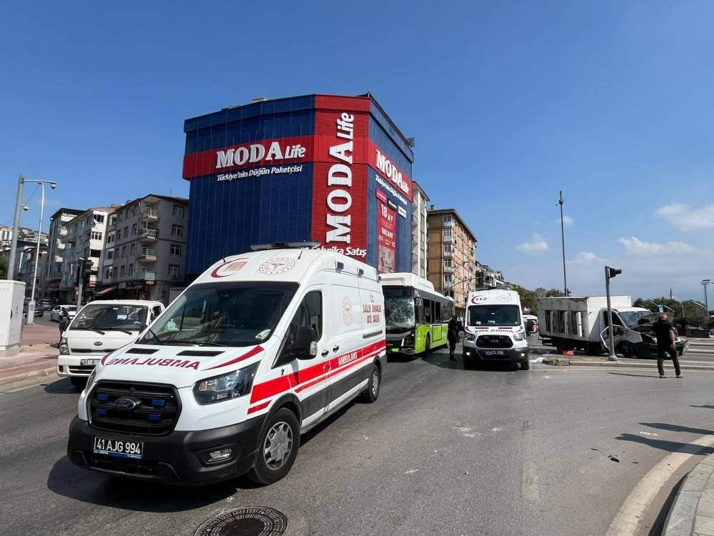 Dondurma kamyonetiyle belediye otobüs çarpıştı! Çok sayıda yaralı var