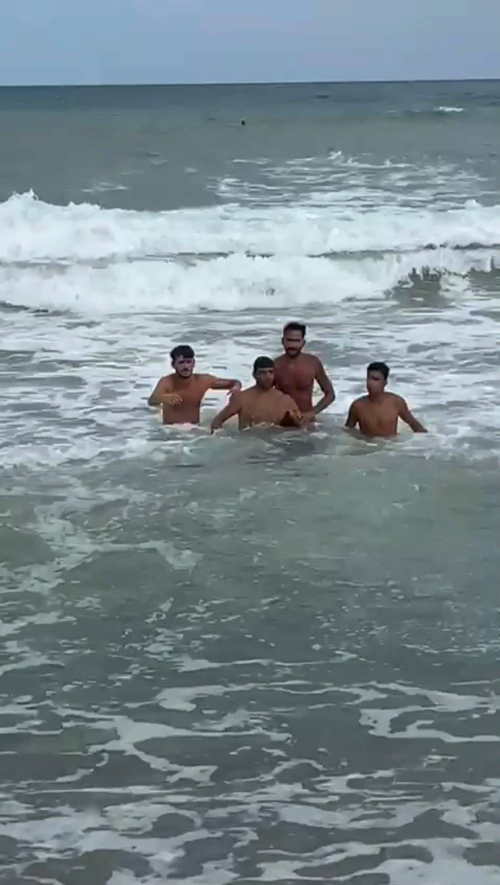 Karasu’da şoke eden olay! Boğulmaktan kurtarıldı, firari suçlu çıktı: 26 yıl cezası var