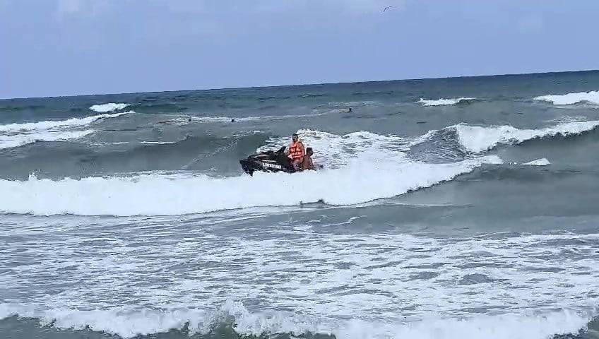 Karasu’da şoke eden olay! Boğulmaktan kurtarıldı, firari suçlu çıktı: 26 yıl cezası var
