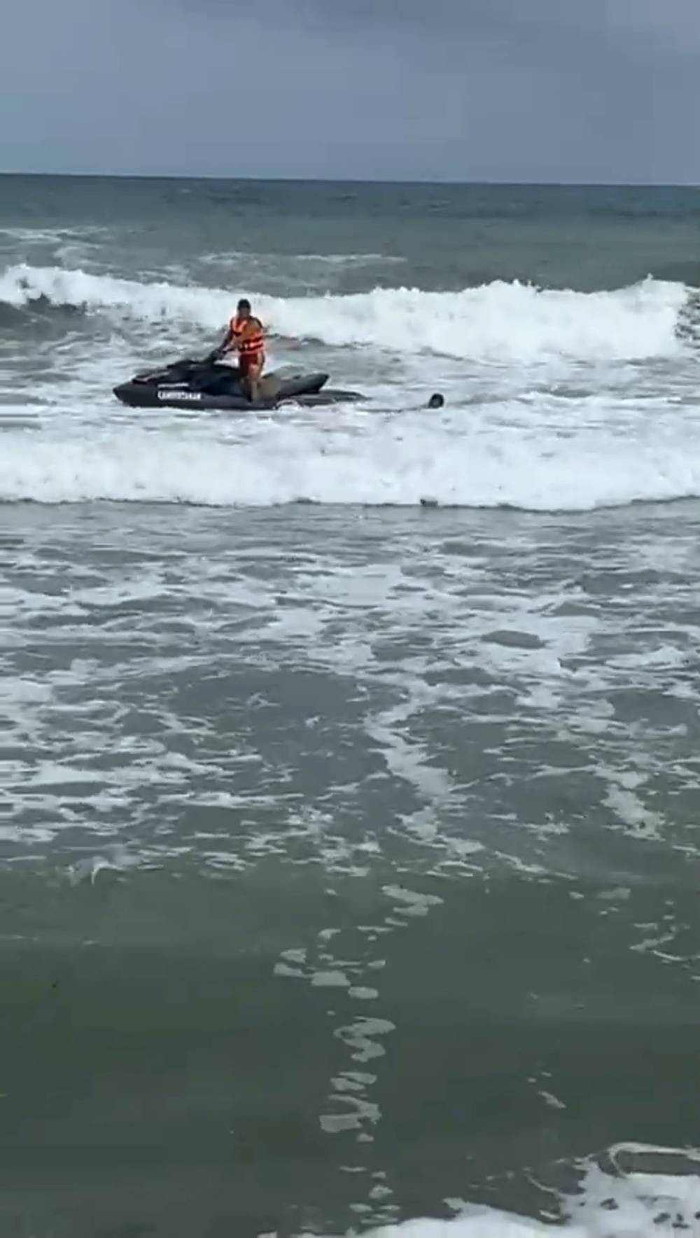 Karasu’da şoke eden olay! Boğulmaktan kurtarıldı, firari suçlu çıktı: 26 yıl cezası var