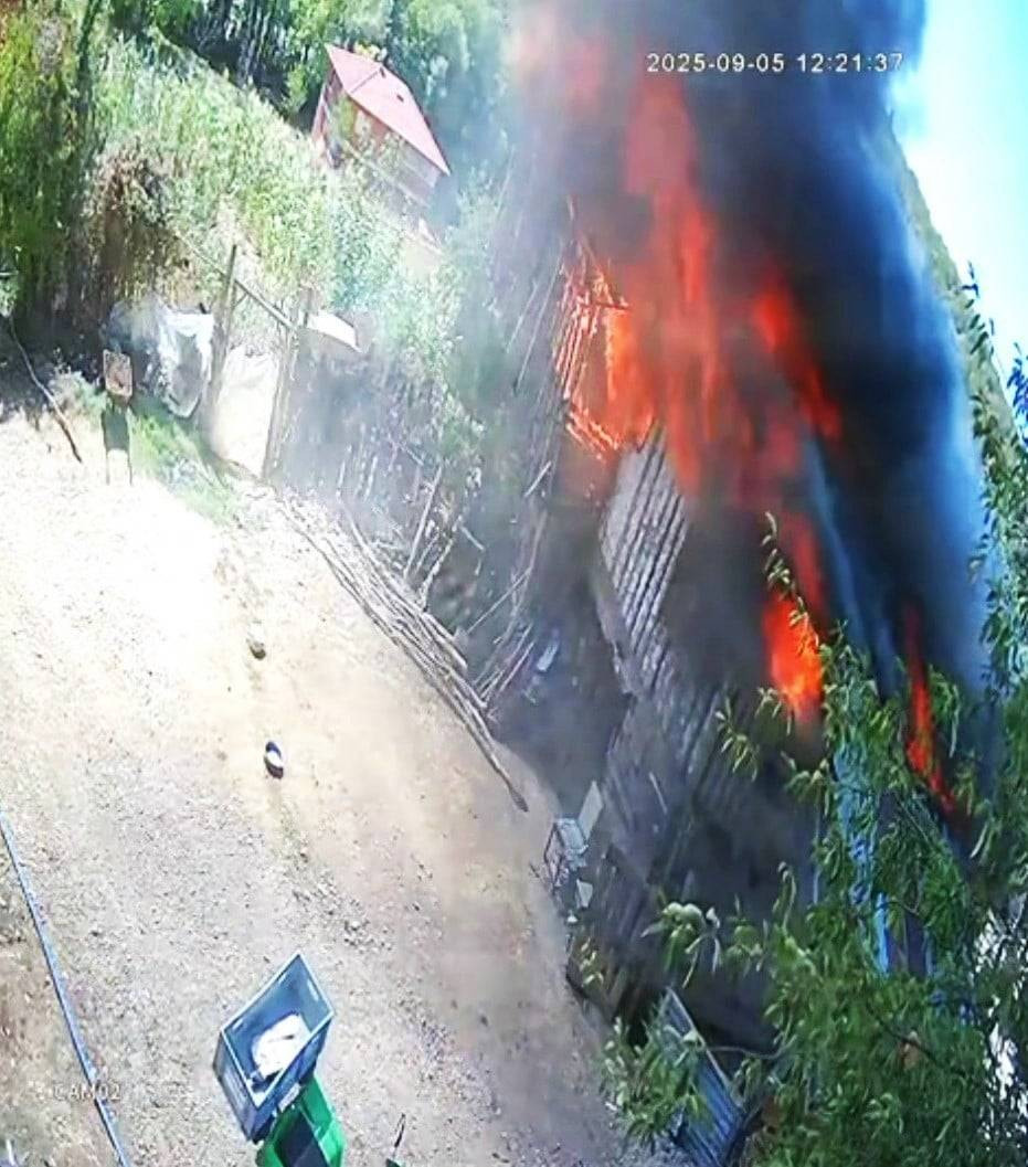 Alevler ahşap evi yuttu! Ormana sirayet etti