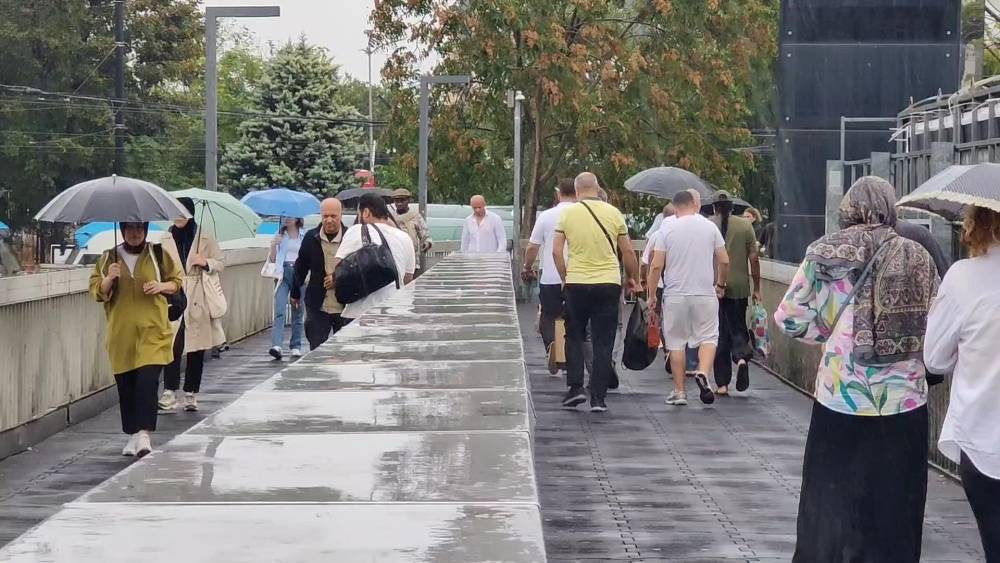 İstanbul’da beklenen yağmur yağdı! Vatandaşlar hazırlıksız yakalandı