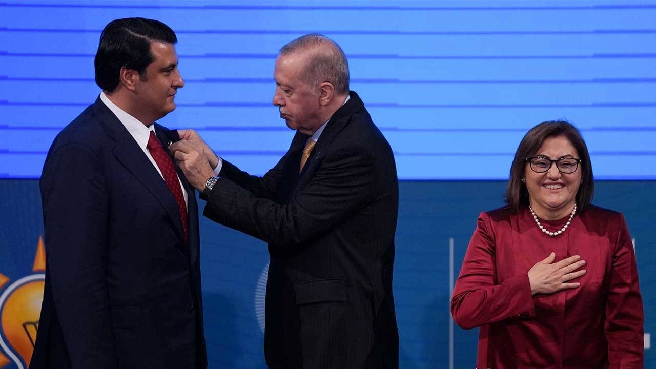 yillarca-icinde-saklamis-akpye-gecen-belediye-baskanin-erdogan-aski.jpg