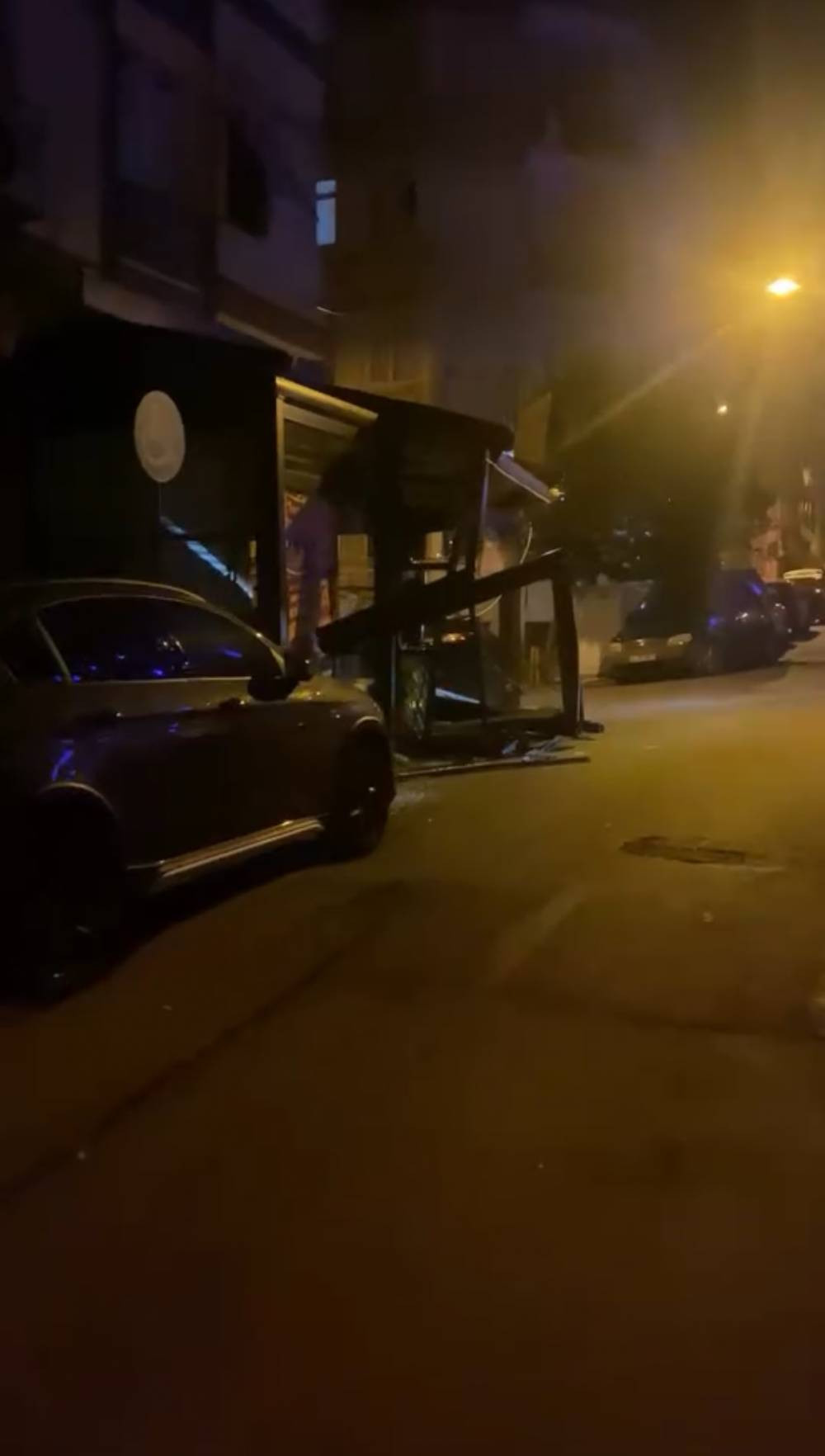 Beyoğlu'nda sürücü dükkana daldı! Kamera görüntüleri ele verdi