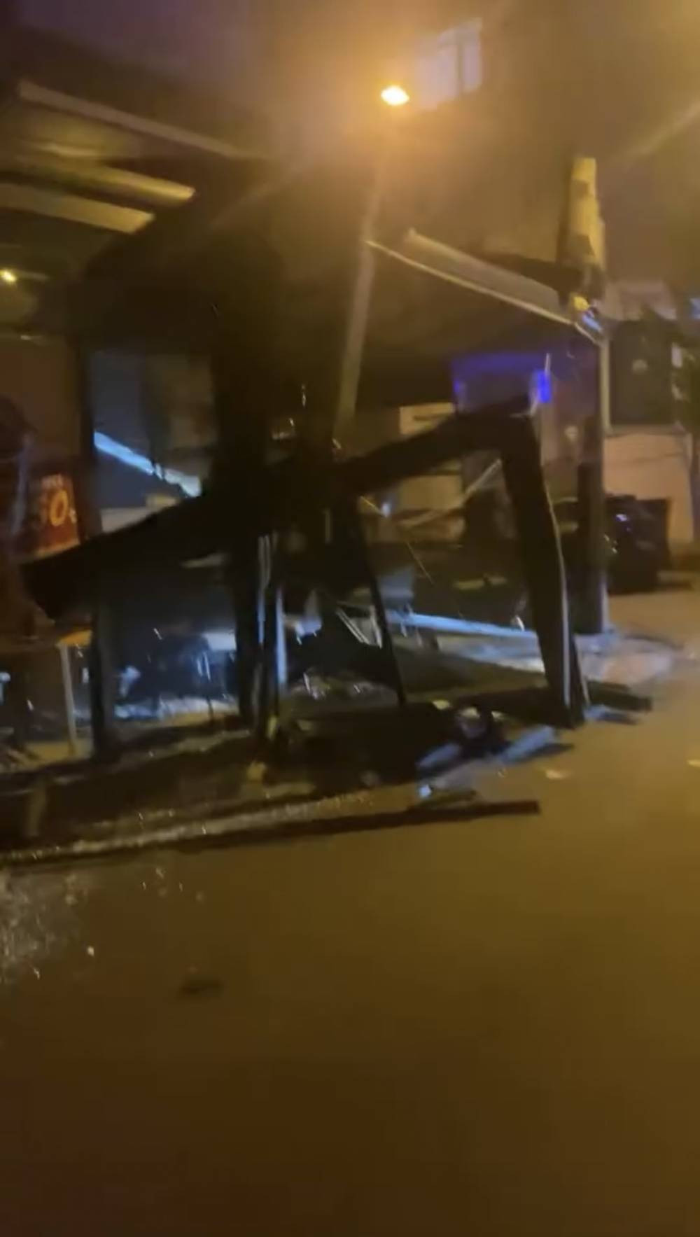 Beyoğlu'nda sürücü dükkana daldı! Kamera görüntüleri ele verdi